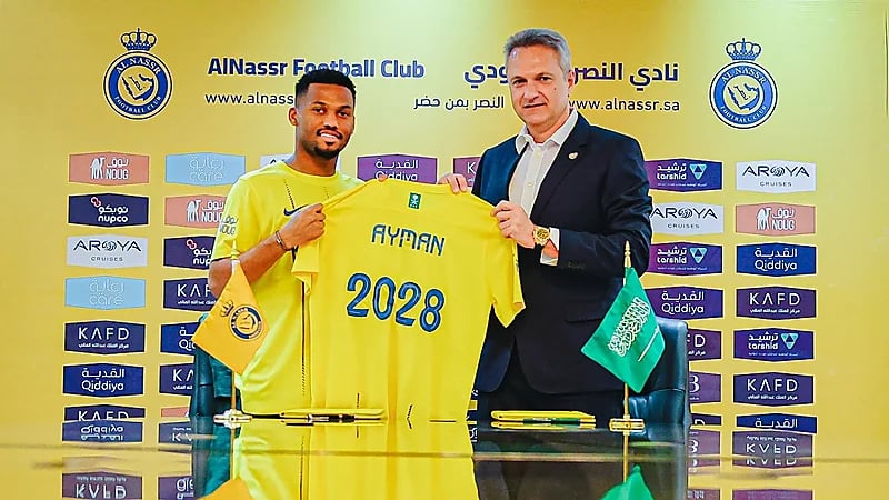 أيمـن يحيى يجدد عقده مع ناديه النصر