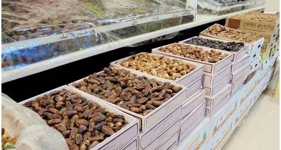 محل لبيع التمور يعلق لافتة مميزة