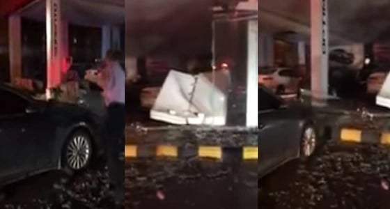 بالفيديو والصور.. الرياح والأمطار يعصفون بالأشجار وزجاج المركبات بـ " الخفجي "