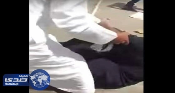 بالفيديو .. اغماء مواطنة إثر مضاربة عنيفة بين عمال بسطات الخضار بالرياض