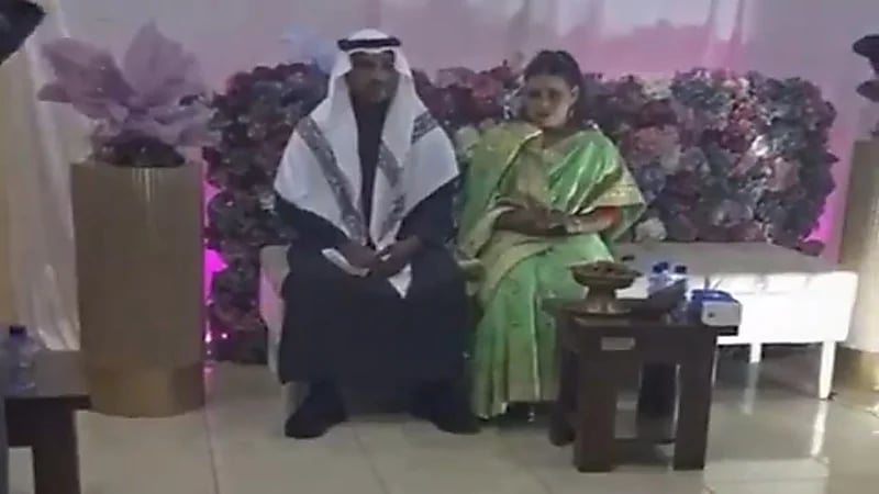 مواطن يكافئ مربية أبنائه باستقدام خطيبها وإقامة زواجهما في حائل .. فيديو