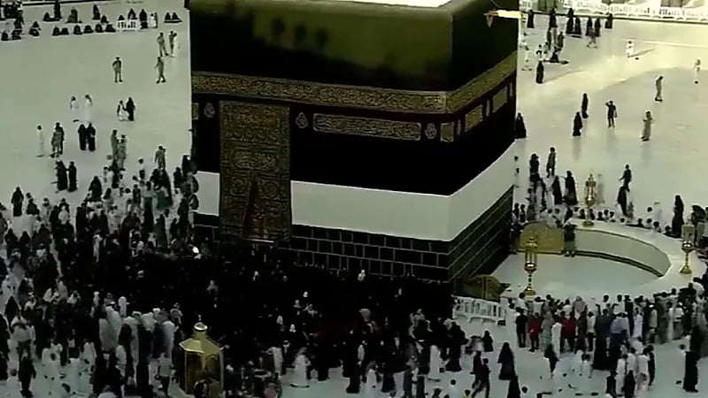 نساء مكة يملأن صحن الطواف بعد مغادرة الحجاج .. فيديو