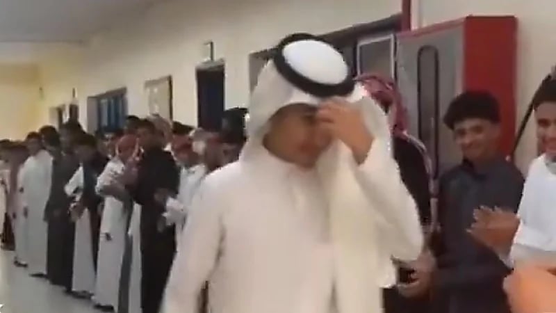 معلم يُفاجئ أحد طلابه بممر شرفي لتفوقه في اختبار القدرات .. فيديو