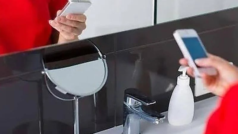 نهاية مأساوية لمراهقة بسبب حملها للهاتف والشاحن في الحمام