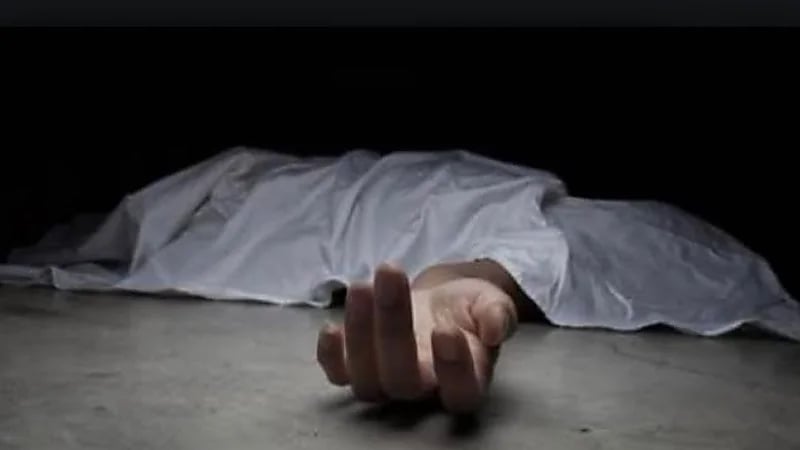 أب يقتل ابنه ويحتفظ بجثته محولاً حرقها