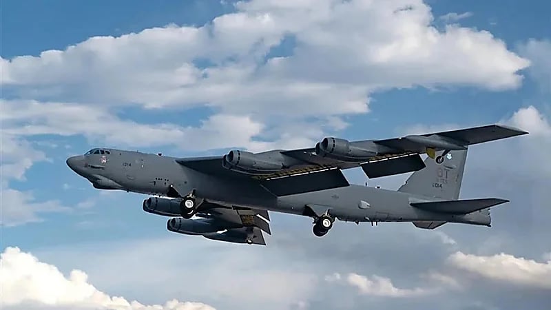 طائرة ركاب تنجو بأعجوبة من اصطدام بقاذفة قنابل أمريكية.. فيديو