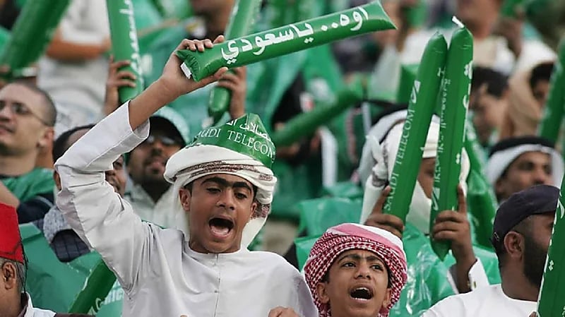 فيديو..جماهير الأخضر ترسم لوحة فنية في التشجيع في استاد المدينة التعليمية