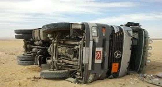 إغلاق مسارات طريق السيل بإتجاه مكة المكرمة بعد إنقلاب شاحنة