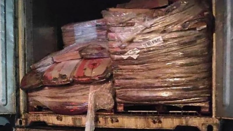 ضبط 32 طنًا من الدجاج الفاسد داخل شاحنة مخالفة بجدة