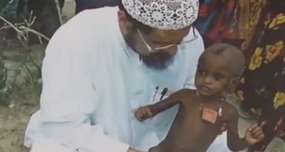 بالفيديو.. موقف إنساني من الداعية الكويتي " السميط " تجاه طفلة كينية
