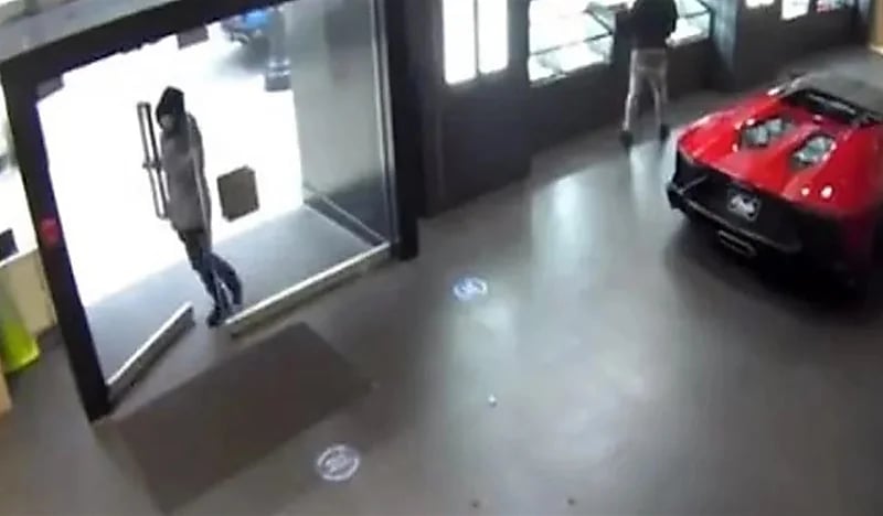 لصان يقتحمان أحد المتاجر ويسرقان مقتنيات بمليون دولار 