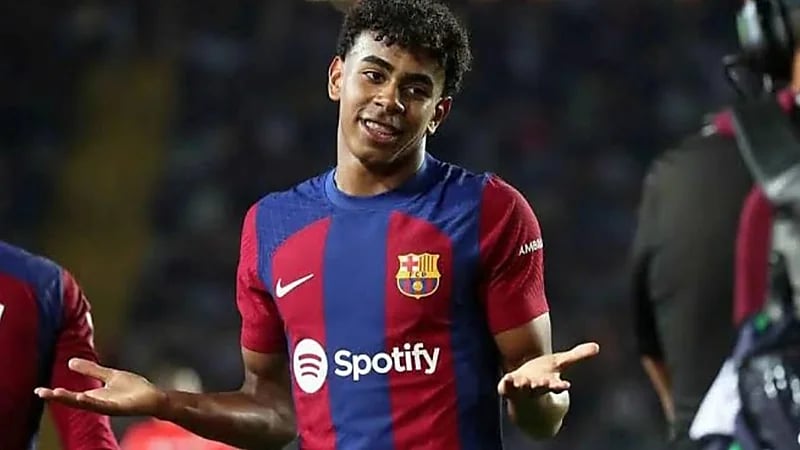 فيديو مسرب لوالد يامال بقميص الريال يُشعل غضب جماهير برشلونة .. فيديو