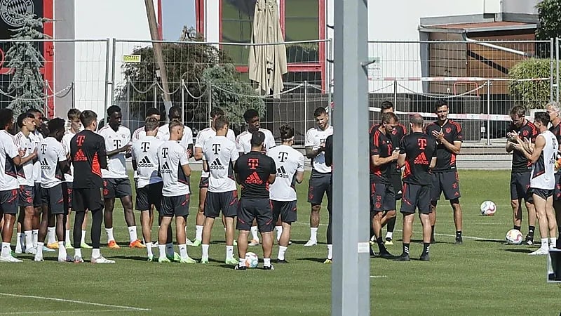 صور.. ليفاندوفسكي يودع زملاءه في بايرن ميونخ قبل الانتقال إلى برشلونة