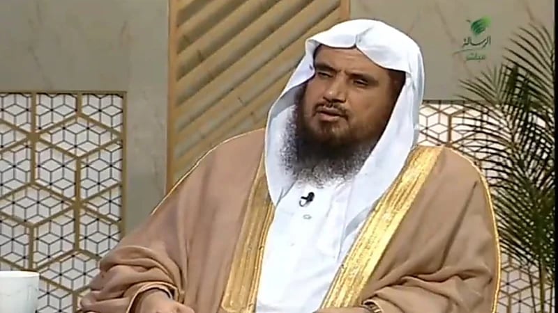 "الخثلان" يوضح حكم الشرب والأكل باليد الشمال