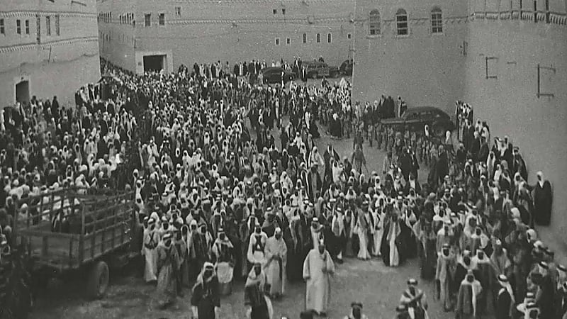 صورة تاريخية للملك عبدالعزيز بعد أدائه صلاة الجمعة بالرياض قبل 88 عامًا