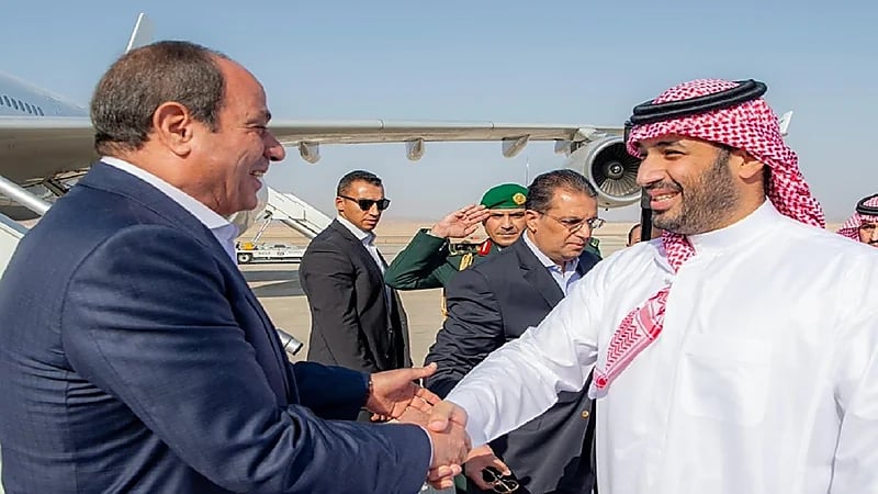 فخامة الرئيس السيسي يصل إلى نيوم وولي العهد في مقدمة مستقبليه.. فيديو