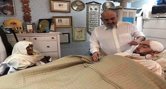 بالصور.. الأمير طلال بن عبد العزيز في زيارة لحفيده بالمستشفى