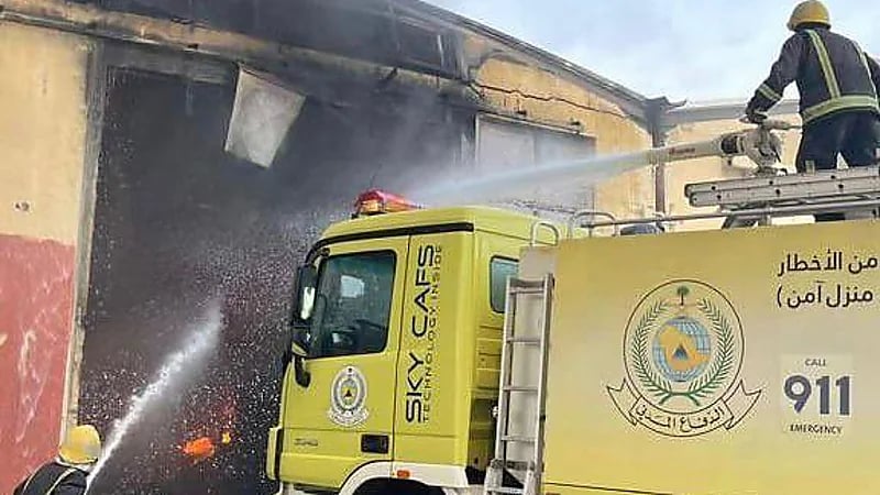إخماد حريق اندلع في ورشتين بالرياض.. صور