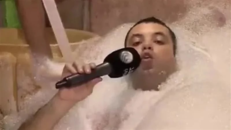مذيع يثير الجدل بتقديمه تقريرا وهو يستحم