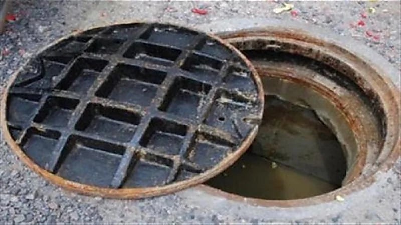 التبرُك ببالوعة يثير الجدل في مصر