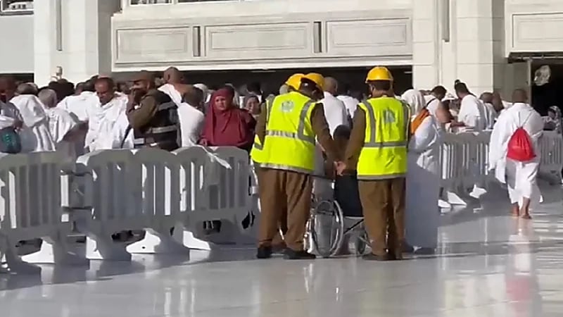 بالفيديو .. قوات الدفاع المدني تساعد معتمر تعرض للإرهاق أثناء الطواف