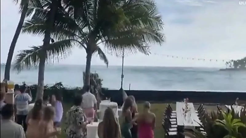 شاهد.. أمواج هائلة تحطم حفل زفاف وتفسده