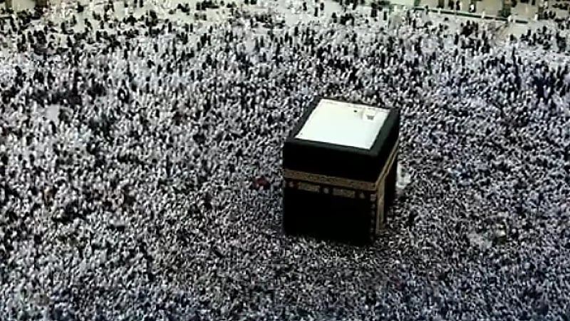 بالفيديو.. حشود غفيرة من المعتمرين في صحن الطواف وسط رعاية جليلة من القيادة