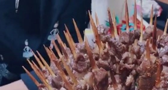 شاهد.. بوكيه اللحم ينافس الورود للتعبير عن الحب