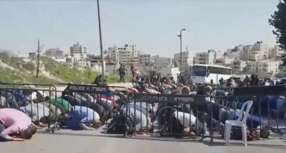 المقدسيون يواجهون الاحتلال ويصلون الجمعة خلف السواتر الحديدية