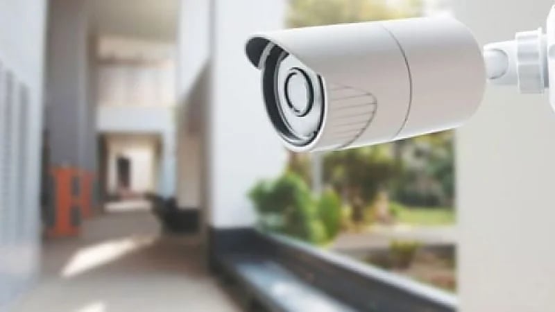 القبض على موظف ثبت كاميرات تجسس داخل حمامات النساء