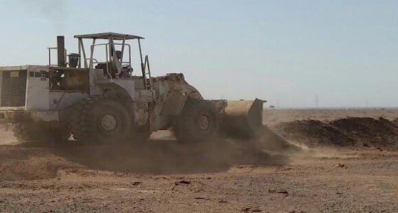 بالصور.. إزالة عقوم ترابية بجوار ميدان الهجن في المدينة