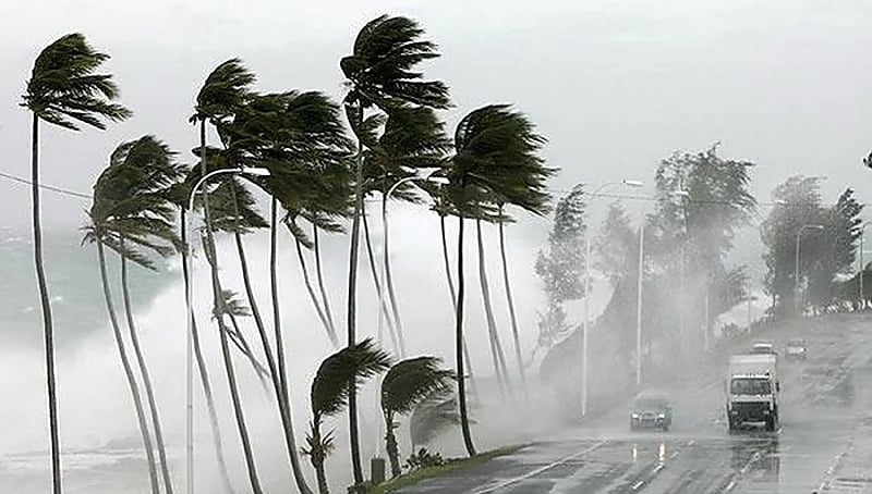 بالفيديو.. عواصف قوي تجتاح مدينة في اليابان