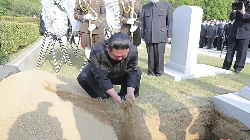 بالفيديو والصور.. لحظة دفن زعيم كوريا الشمالية لمعلمه