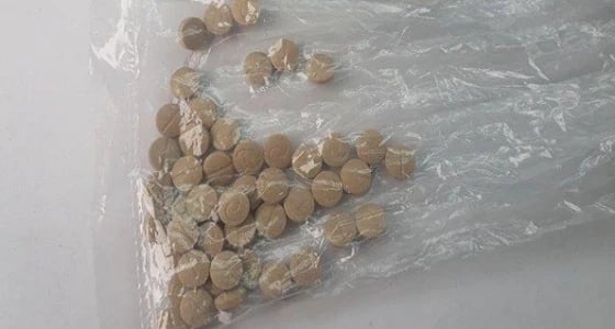 ضبط مقيم هندي بحوزته 180 قارورة عرق مسكر في مكة