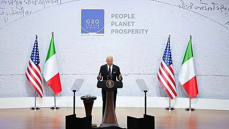 بايدن يمزح مع صحافيين تأخر عنهم قرابة الساعة