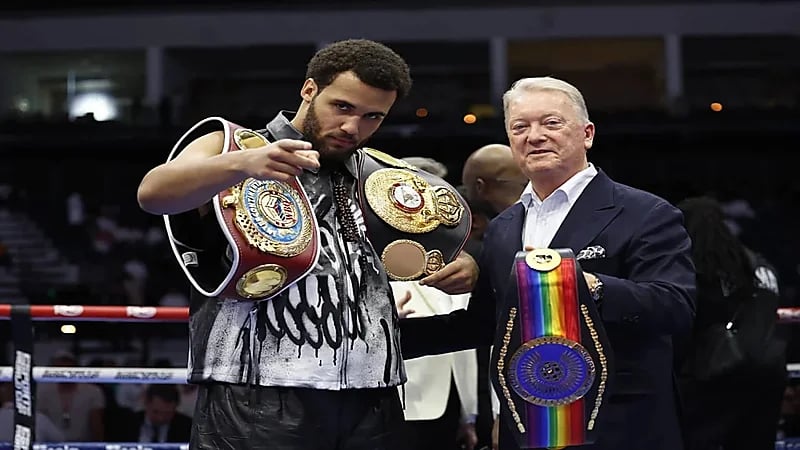 الملاكم البريطاني إيتاوما يؤكد تحقيق أحلامه في الرياض