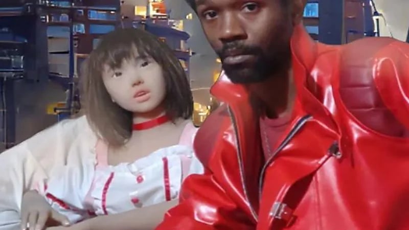 أجانب يثيرون الجدل بزواجهم من دُمى ثم ينفصلون عنها