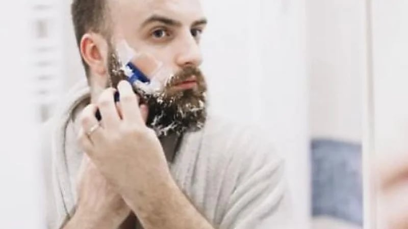 عادات خاطئة يرتكبها الرجال عند الحلاقة تسبب مشاكل