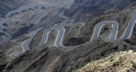 لحظات صعبة على سائق شاحنة كادت أن تسقط من قمة جبل بأبها