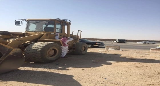 بالصور.. بلدية الروضة تنفذ حملة على المعدات الثقيلة المخالفة