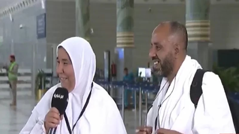 فرحة حاج جزائري وزوجته بعد تحقق حلمهما بالقدوم إلى الحج.. فيديو