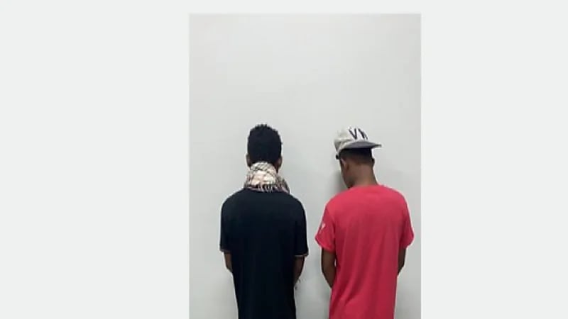 القبض على مقيمين انتحلا صفة موظف حكومي في جازان