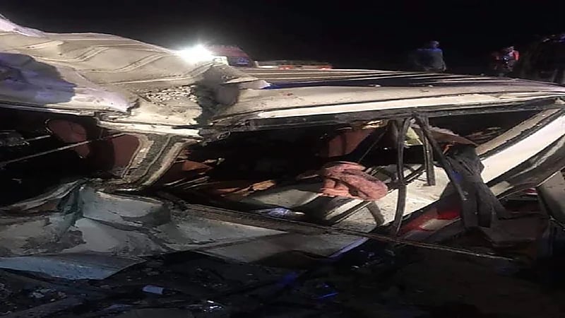 مصرع وإصابة 23 شخصًا في حادث مروع بمصر