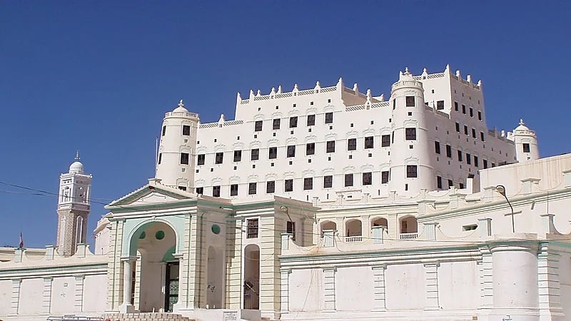 وزير الثقافة يعلن إعادة تأهيل قصر سيئون التاريخي في اليمن