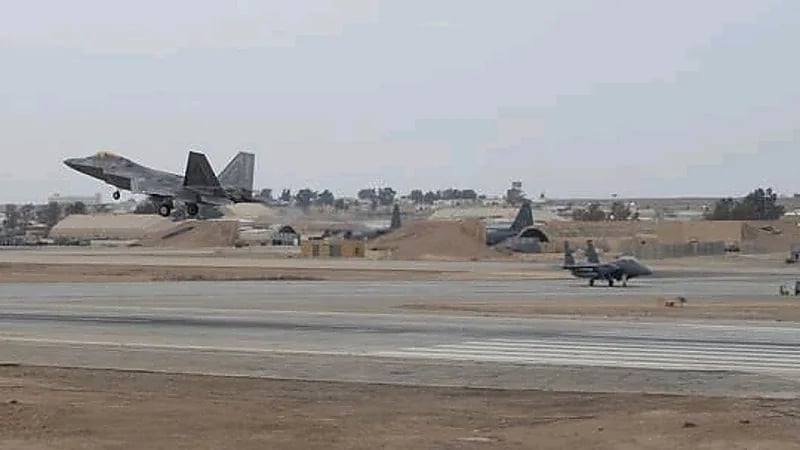 هجوم صاروخي يستهدف قاعدة "القرية الخضراء" الأمريكية بسوريا