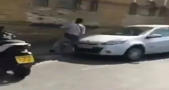 لحظة مطاردة مجرم حاملا سكينا في أحد شوارع لندن