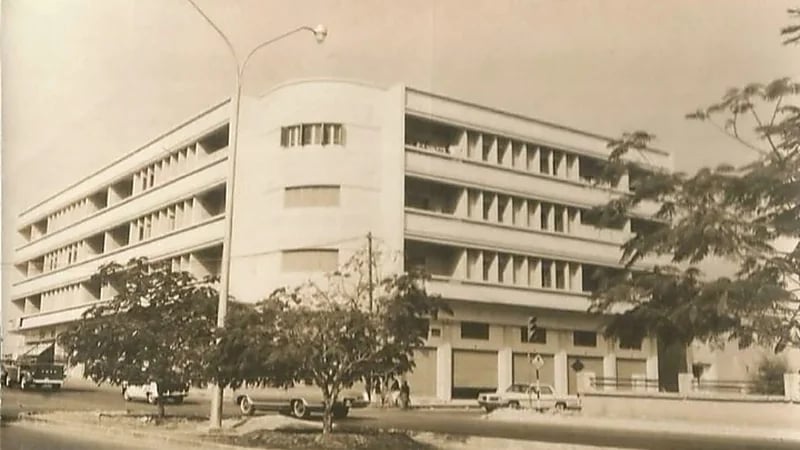 أعلى وأشهر مبنى في الرياض قبل 48 عامًا (صورة)