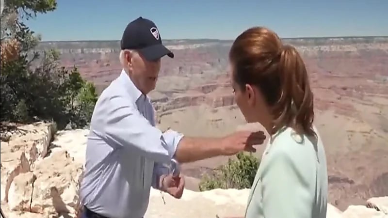 تصرف غريب لبايدن مع مذيعة يثير الجدل.. فيديو