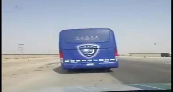 بسبب تصوير حافلة " الهلال " التحقيق مع رجال أمن