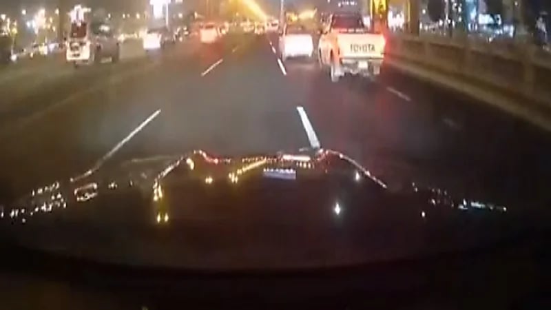 بالفيديو.. اصطدام مركبتين على الطريق بخميس مشيط